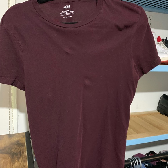 Old navy Tshirt burgundy small - Picture 2 of 2